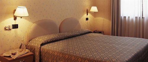 拉朗特娜餐厅酒店 加尔法尼亚纳新堡 外观 照片